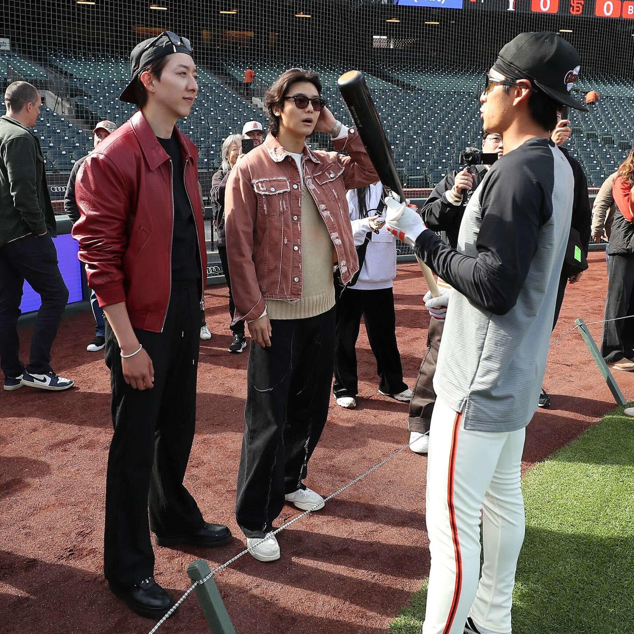 韓国CNBLUEのメンバーと交流するジャイアンツの李政厚（手前から1人目）（MLBX公式より）