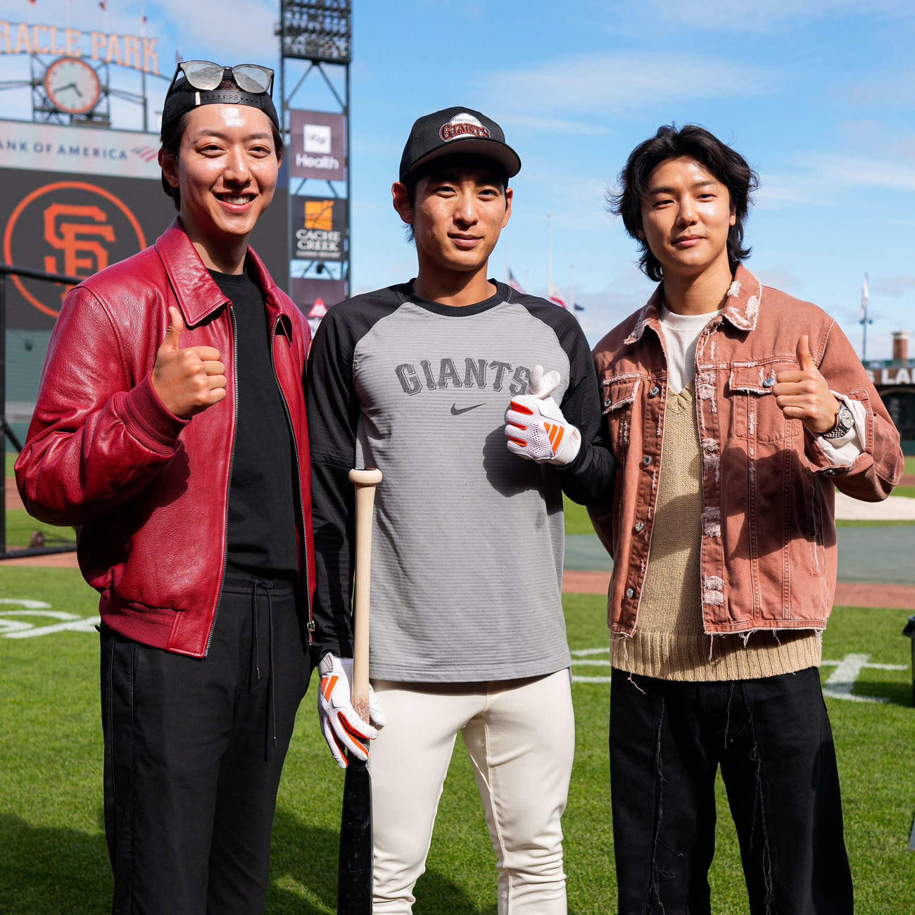 3ショットにおさまる韓国のロックバンドグループCNBLUEの（左から）イ・ジョンシン、ジャイアンツの李政厚、CNBLUEのカン・ミンヒョク
