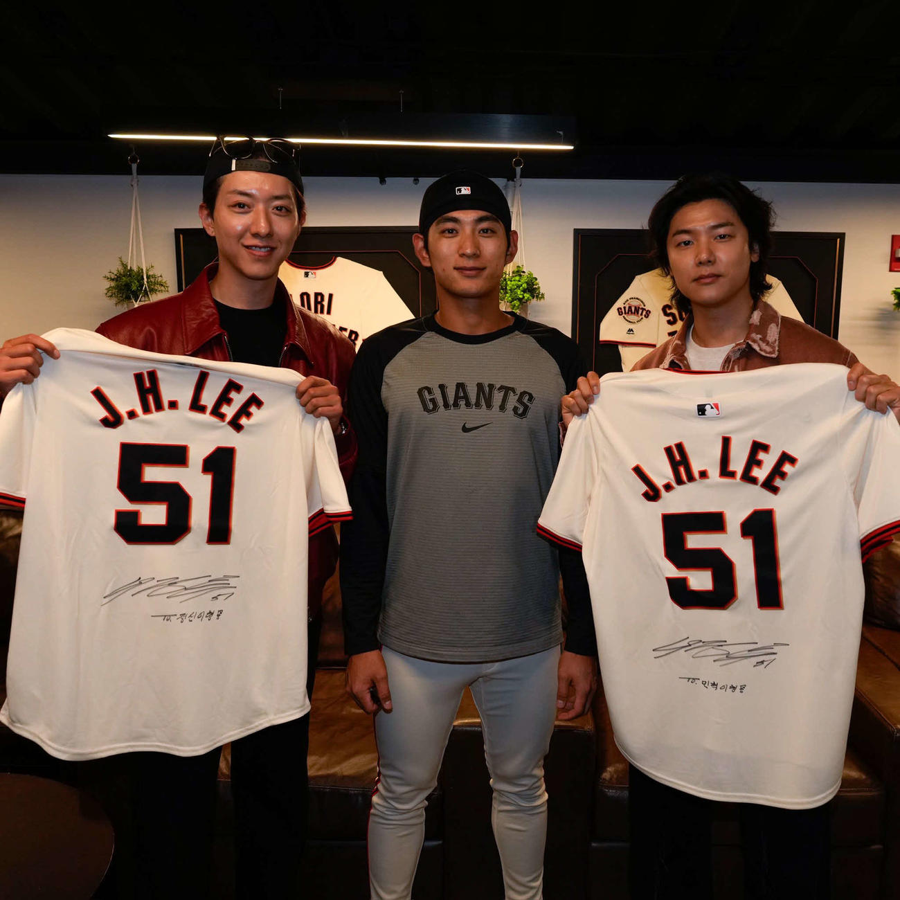 3ショットにおさまる韓国のロックバンドグループCNBLUEの（左から）イ・ジョンシン、ジャイアンツの李政厚、CNBLUEのカン・ミンヒョク