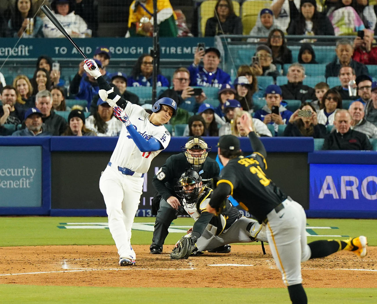 ドジャース対パイレーツ　5回裏ドジャース2死二塁、空振りの三振に倒れる大谷。投手スキーンズ（撮影・菅敏）