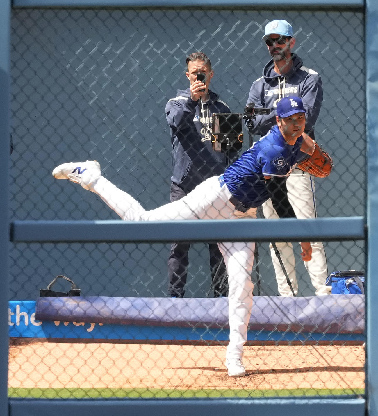 ドジャース対パイレーツ　試合前、ブルペンで投球練習をするドジャース大谷（撮影・菅敏）