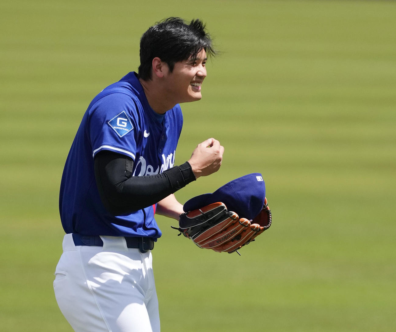 ドジャース対パイレーツ　試合前、笑顔でキャッチボールをするドジャース大谷（撮影・菅敏）