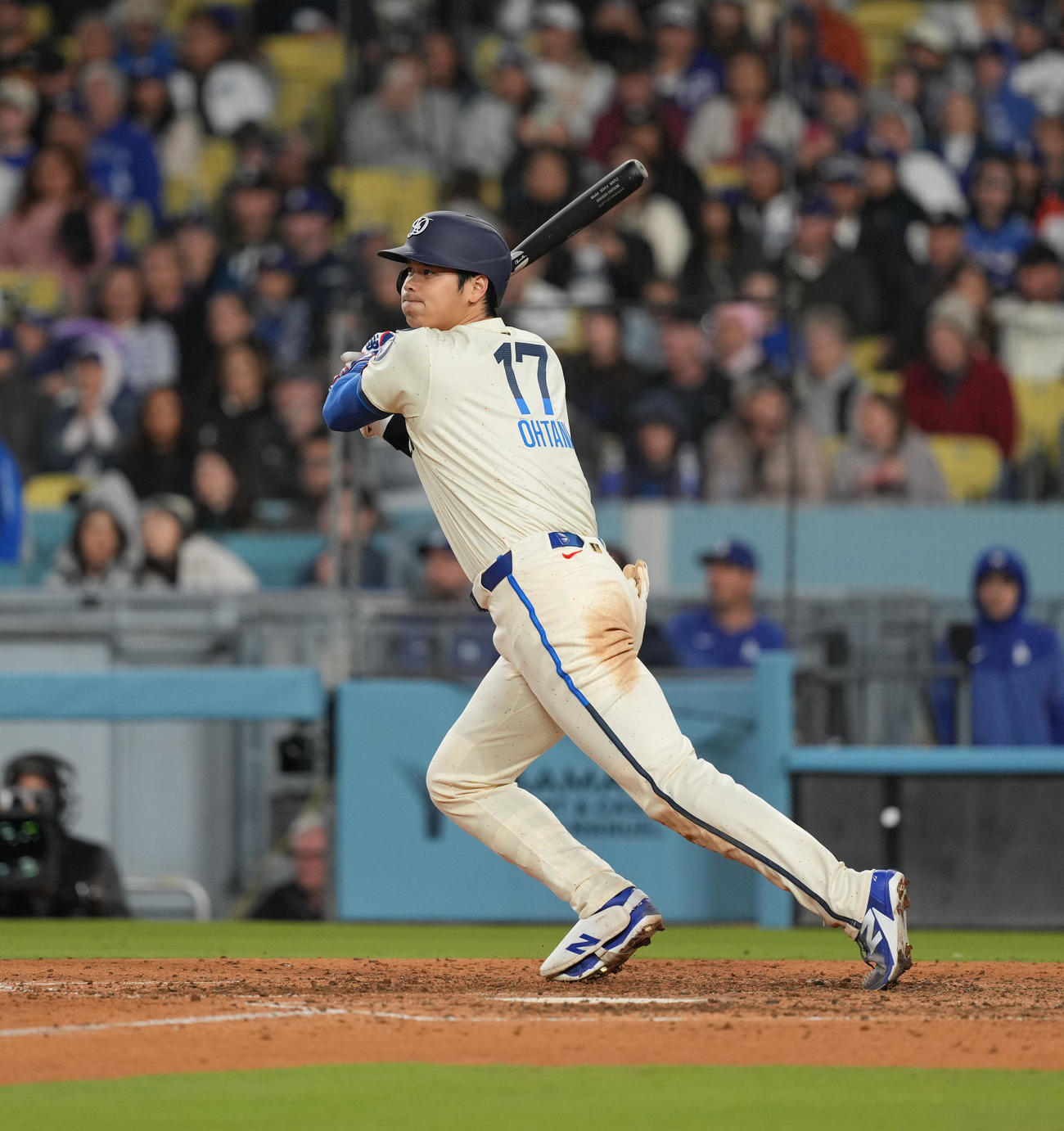 ドジャース対パイレーツ　7回裏ドジャース1死一塁、中適時二塁打を放つ大谷（撮影・菅敏）
