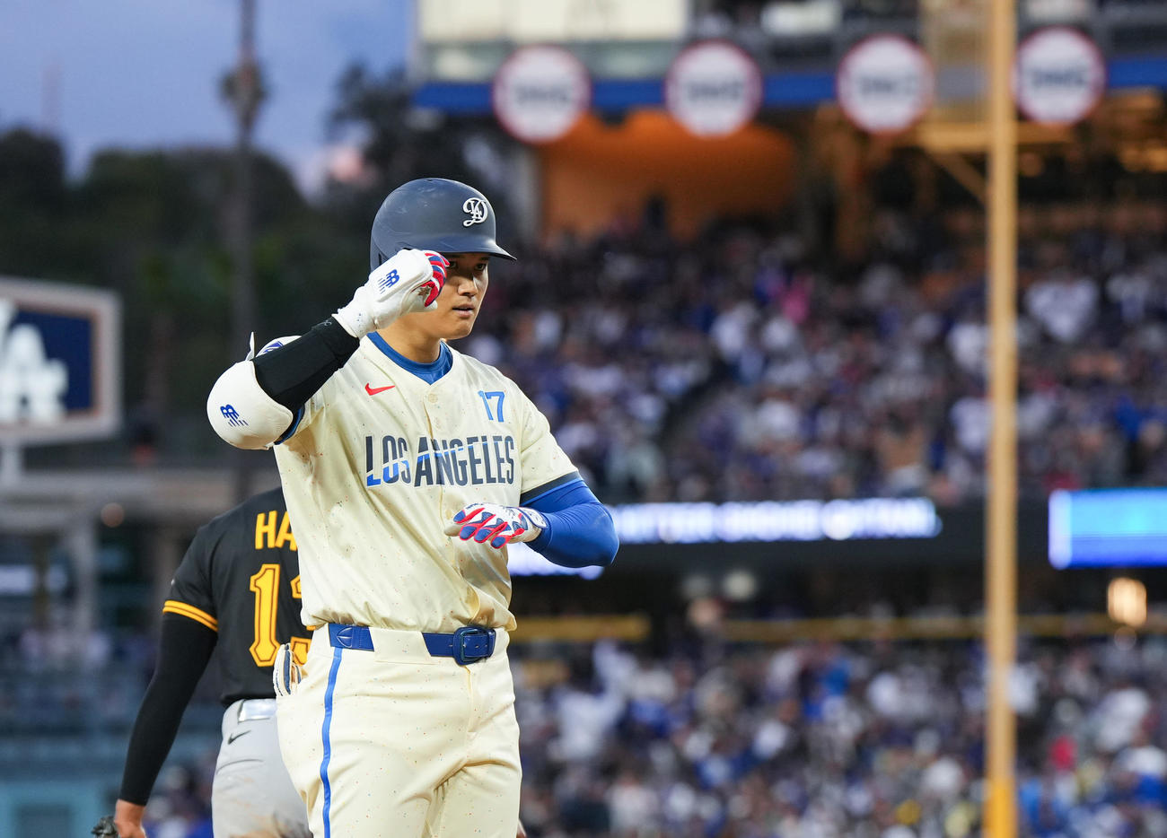 ドジャース対パイレーツ　5回裏ドジャース1死、右三塁打を放ち、ポーズをとる大谷（撮影・菅敏）