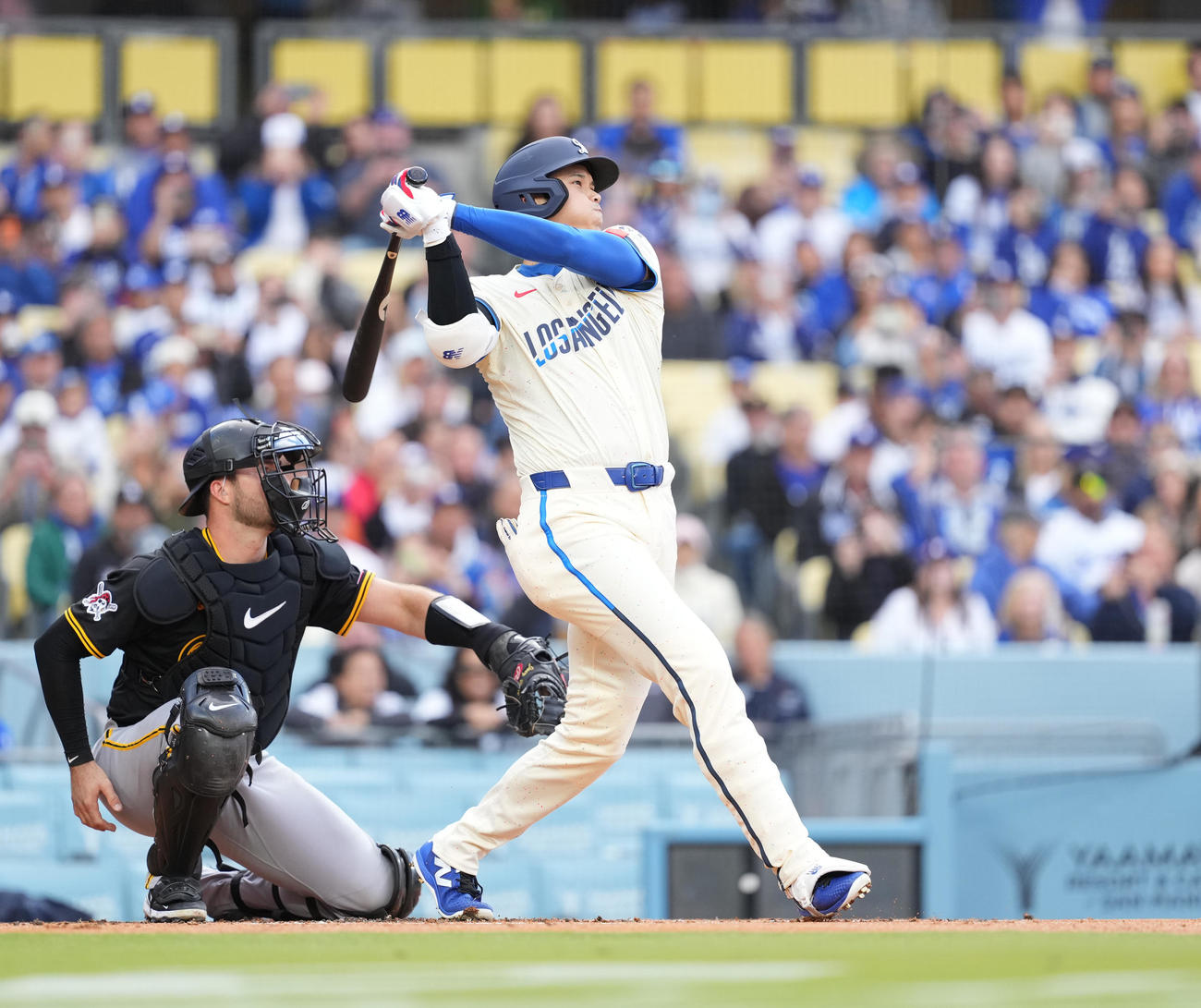 ドジャース対パイレーツ　1回裏ドジャース無死、中二塁打を放つ大谷（撮影・菅敏）