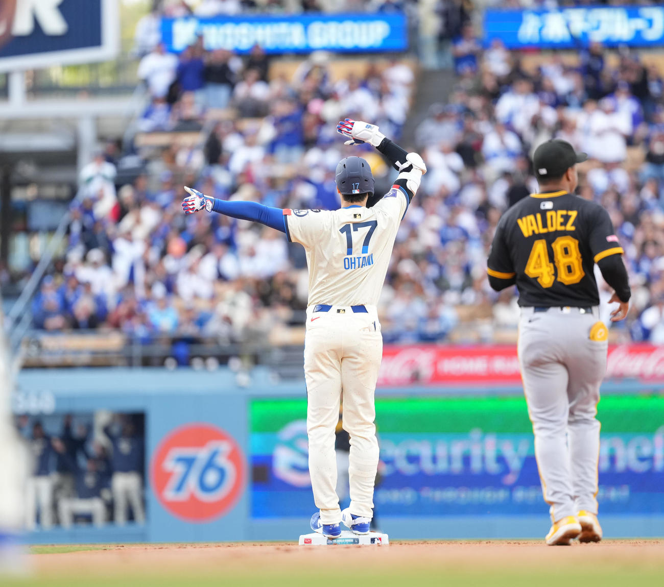 ドジャース対パイレーツ　1回裏ドジャース無死、中二塁打を放ち、ポーズをとる大谷（撮影・菅敏）