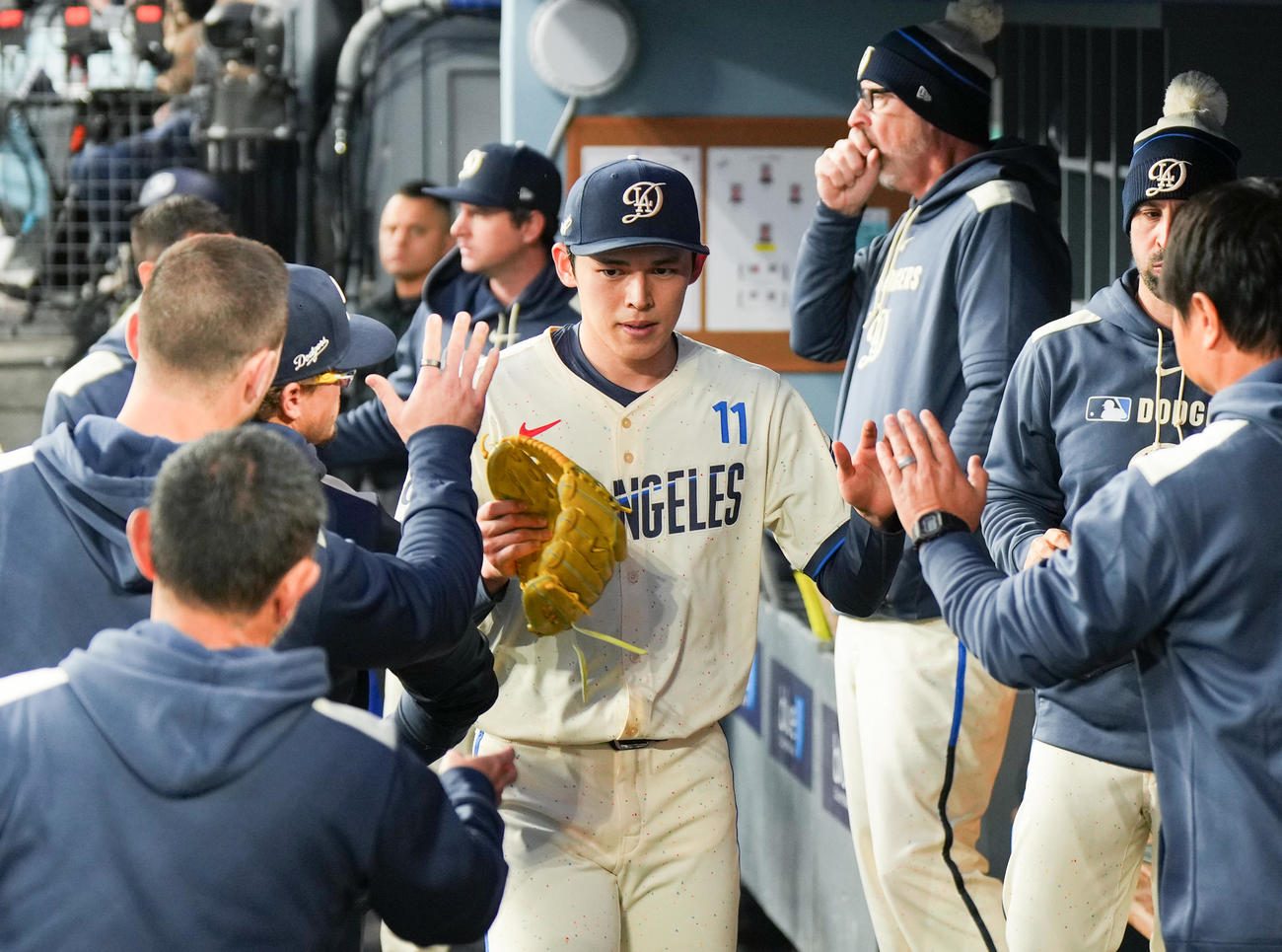 ドジャース対パイレーツ　6回途中で降板し、ナインにタッチで迎えられる佐々木（撮影・菅敏）