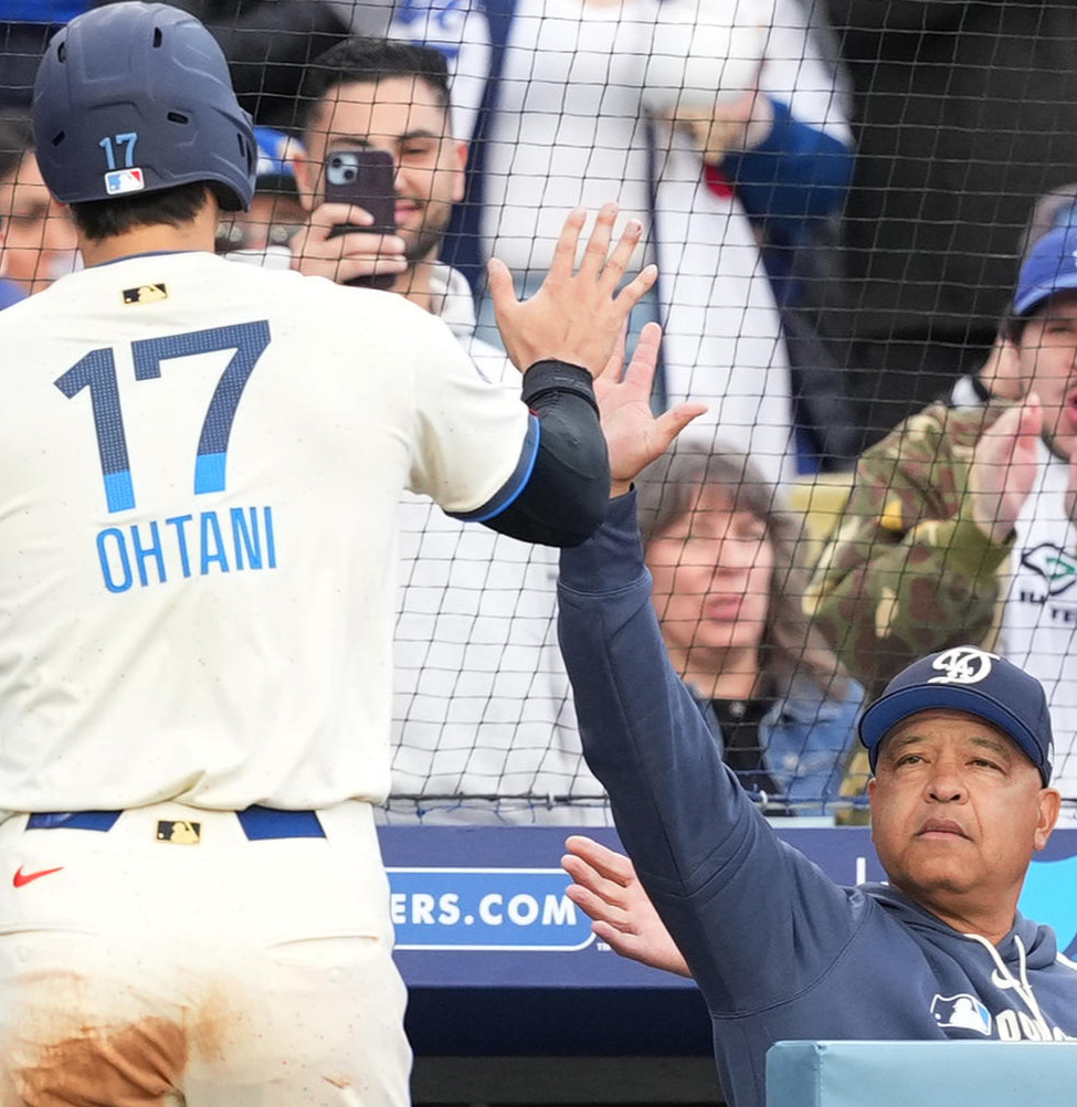 ドジャース対パイレーツ　1回裏ドジャース2死三塁、T・ヘルナンデスの適時二塁打で三塁から生還し、ロバーツ監督（右から2人目）にタッチで迎えられる大谷（撮影・菅敏）