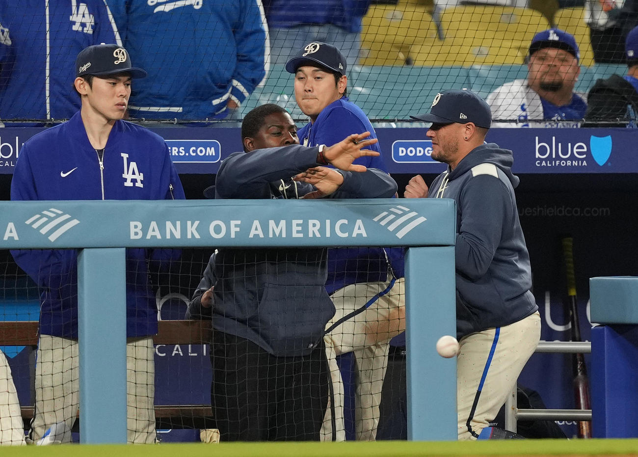 ドジャース対パイレーツ　9回、相手のファウルボールに驚く大谷（左から3人目）。左端は佐々木（撮影・菅敏）