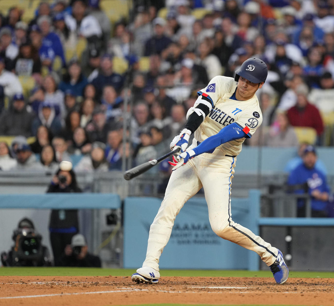 ドジャース対パイレーツ　5回裏ドジャース1死、右三塁打を放つ大谷（撮影・菅敏）