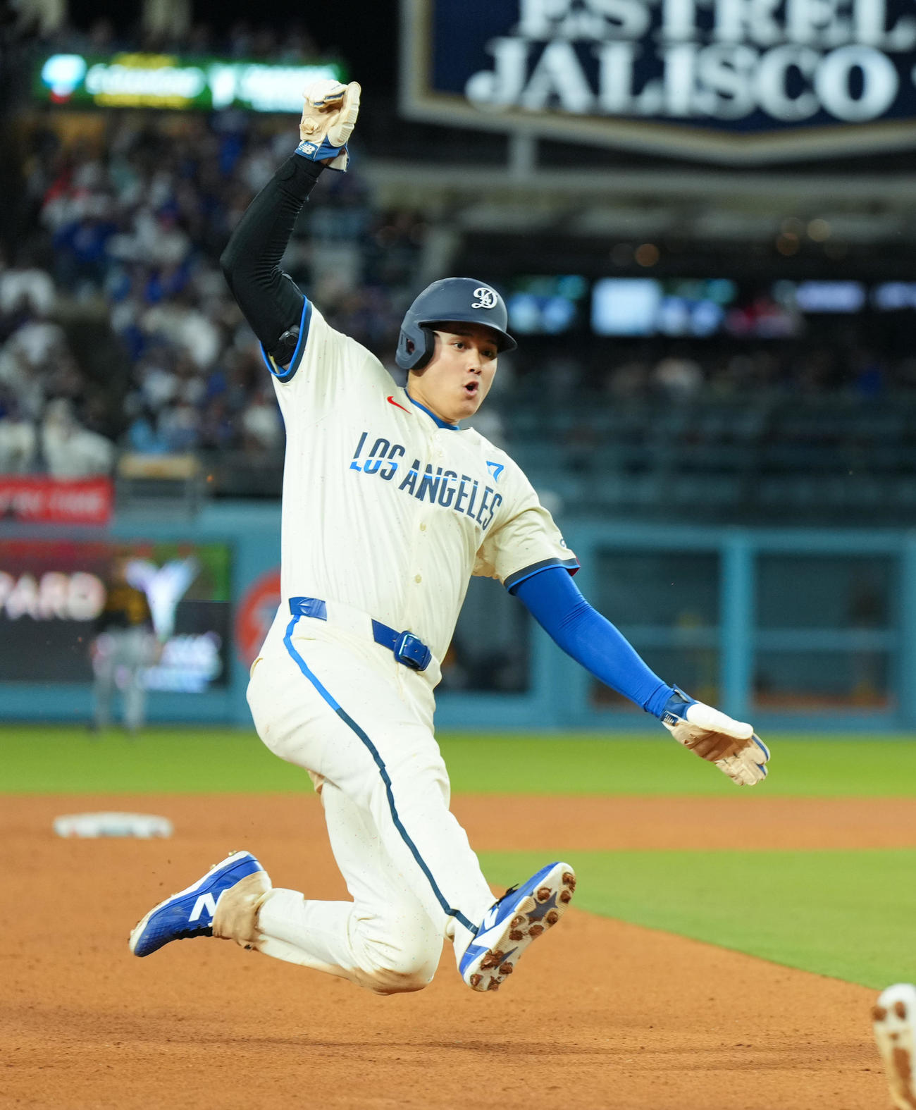 ドジャース対パイレーツ　7回裏ドジャース1死二塁、三塁盗塁を決める大谷（撮影・菅敏）