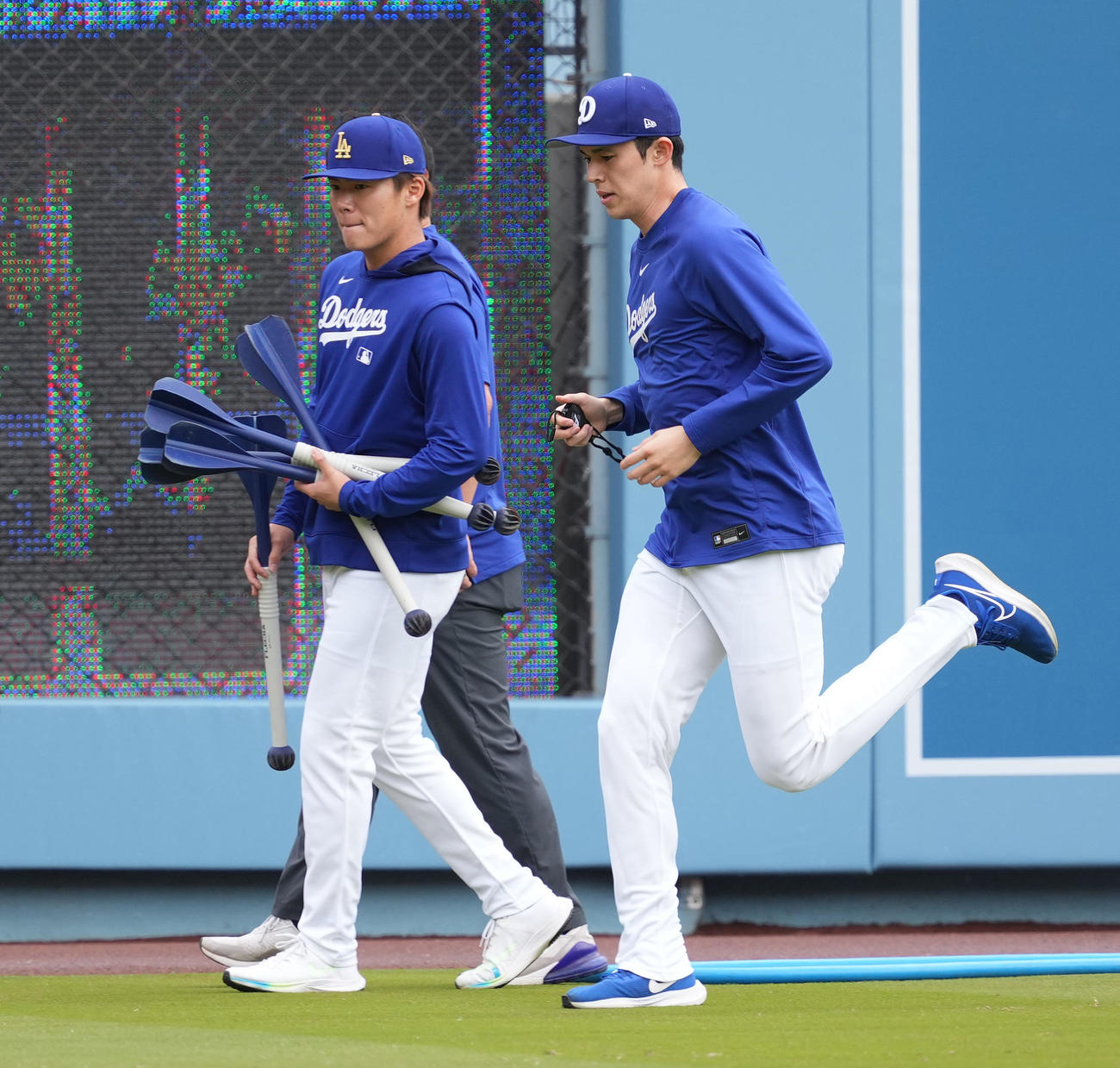 ドジャース対パイレーツ　試合前、調整する山本（左）と佐々木（撮影・菅敏）