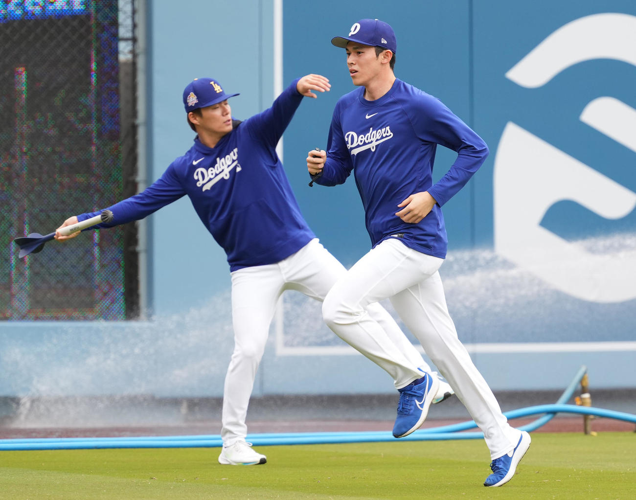 ドジャース対パイレーツ　試合前、調整する山本（左）と佐々木（撮影・菅敏）