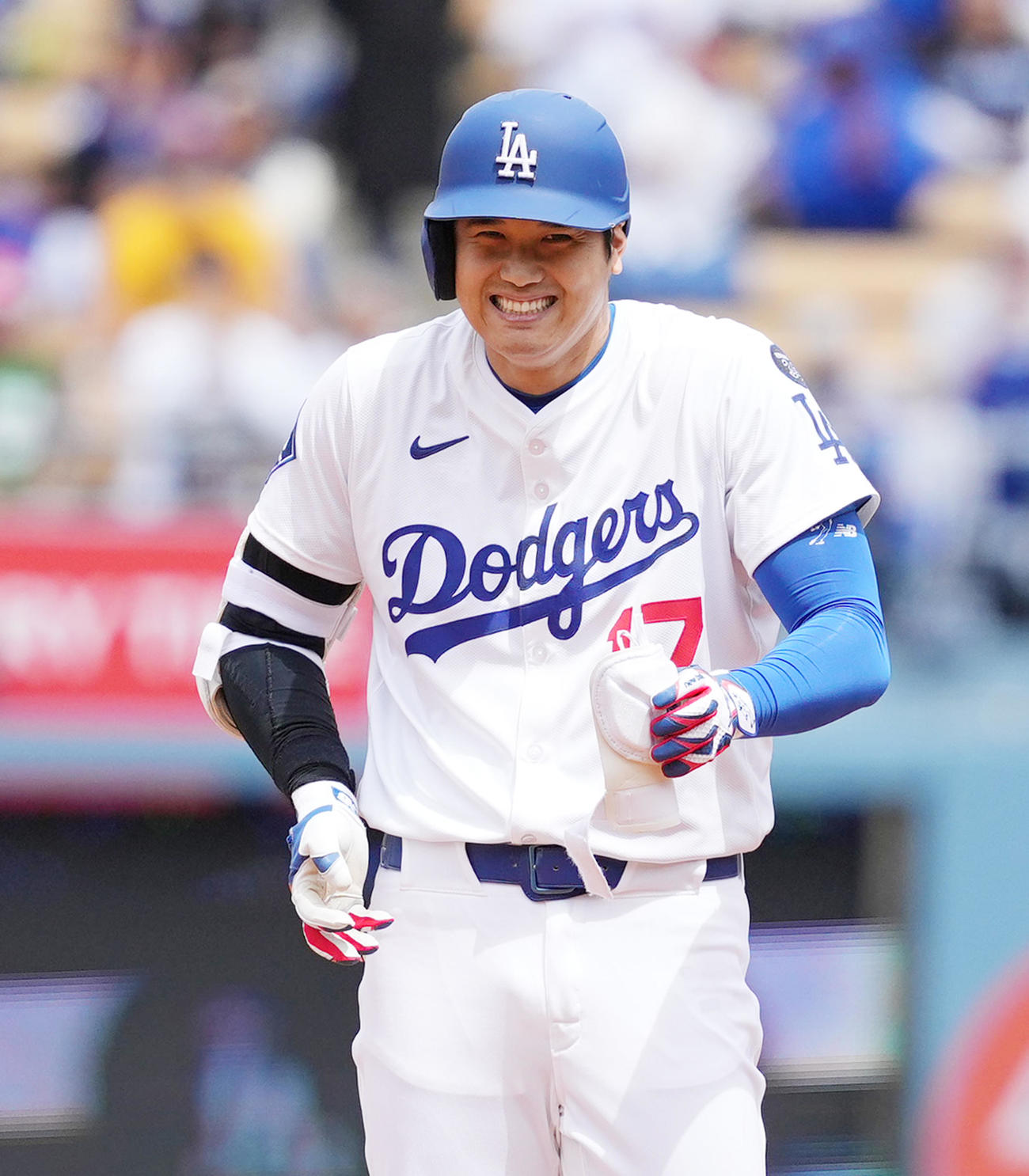 ドジャース対パイレーツ　2回裏ドジャース1死一塁、右二塁打を放ち、笑顔を見せる大谷（撮影・菅敏）