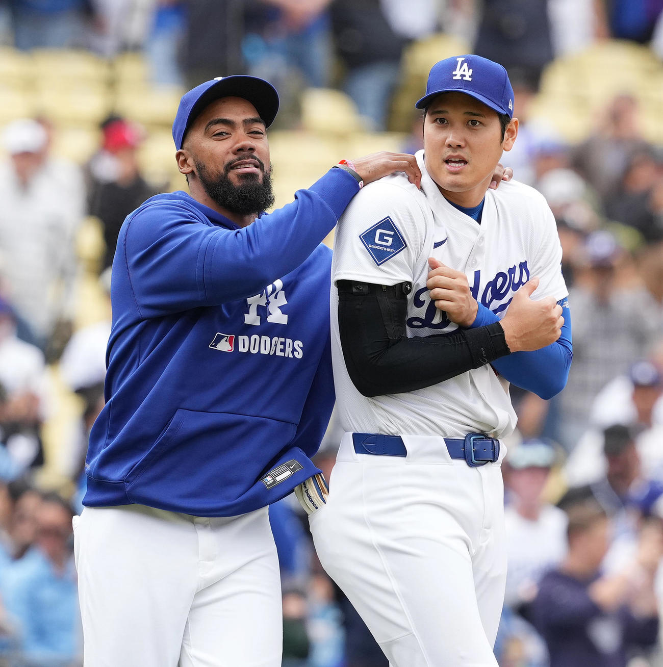 ドジャース対パイレーツ　パイレーツに勝利し、ナインを迎えるドジャース大谷は、T・ヘルナンデス（左）に背後から抱きつかれて驚く（撮影・菅敏）