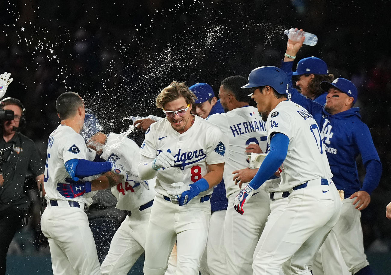 ドジャース対マーリンズ　10回裏ドジャース1死二、三塁、エドマン（左端）の2点適時打でサヨナラ勝ちをし、歓喜の輪で笑顔を見せる大谷（撮影・菅敏）