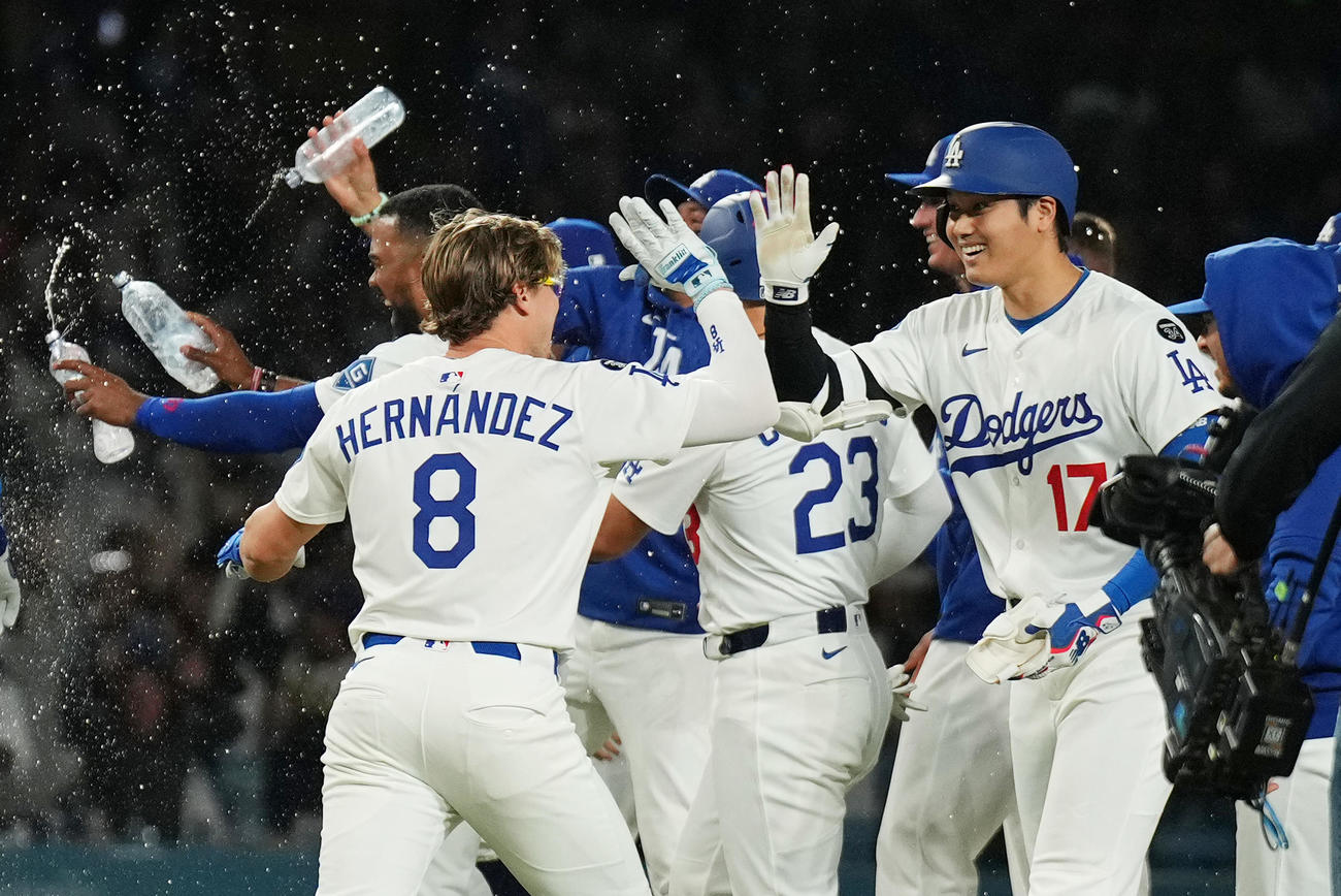 ドジャース対マーリンズ　10回裏ドジャース1死二、三塁、エドマンの2点適時打でサヨナラ勝ちをし、K・ヘルナンデス（左）とタッチをする大谷（撮影・菅敏）