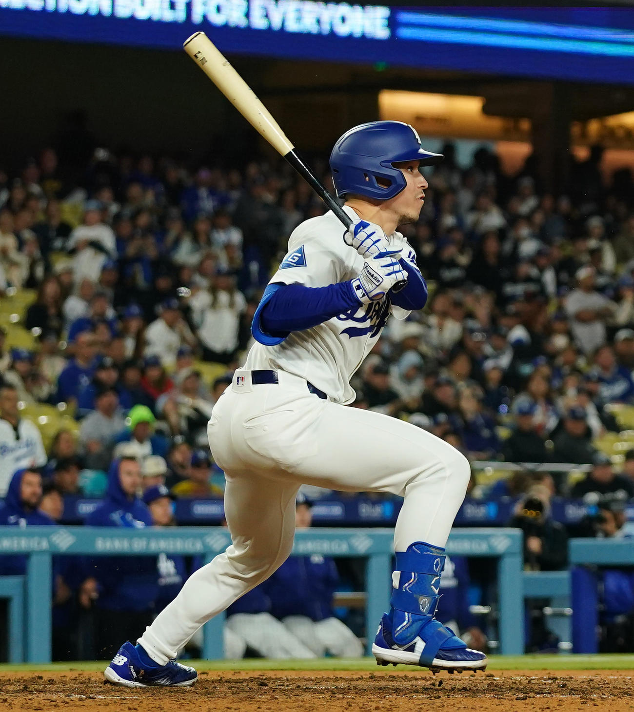 ドジャース対マーリンズ　10回裏ドジャース1死二、三塁、サヨナラの2点適時打を放つエドマン＝（撮影・菅敏）