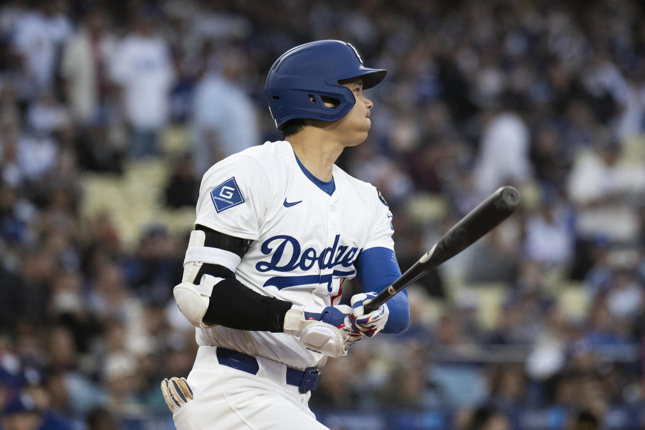 ドジャース大谷翔平はマーリンズ戦の第1打席でライト前ヒットを放った（AP)