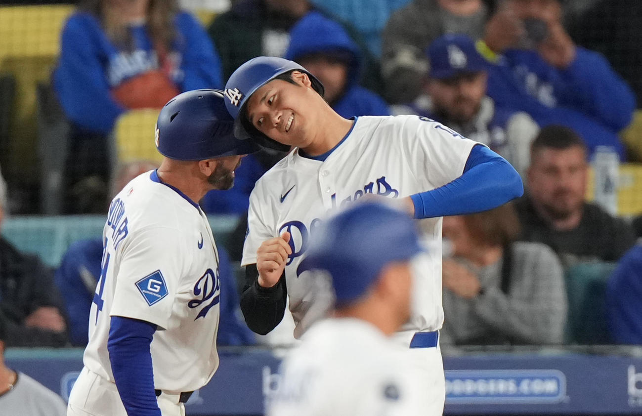 ドジャース対マーリンズ　6回裏ドジャース無死一塁、四球を選び、ヘッドバンプをする大谷（右）（撮影・菅敏）