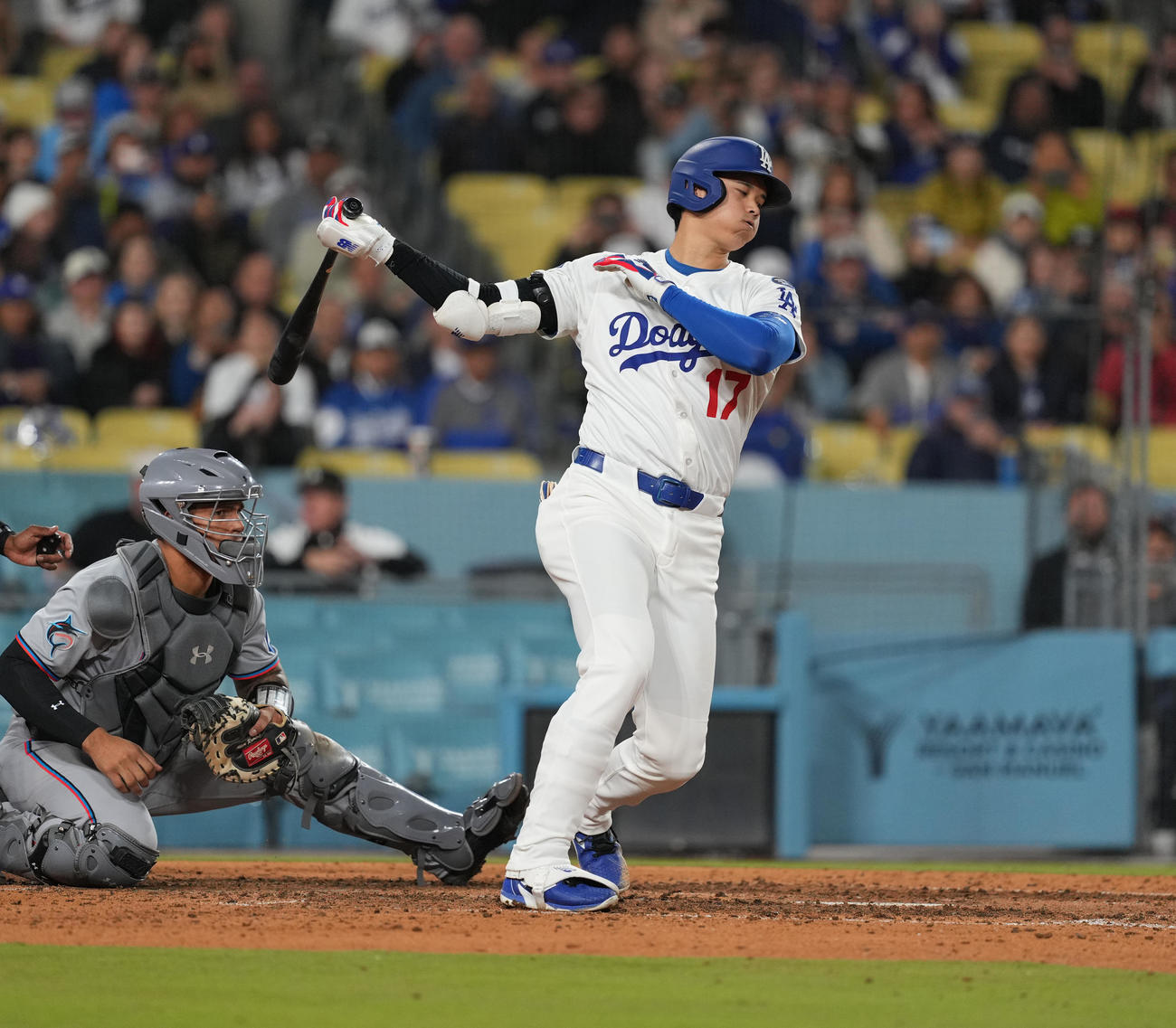 ドジャース対マーリンズ　8回裏ドジャース1死一塁、空振りの三振に倒れる大谷（撮影・菅敏）