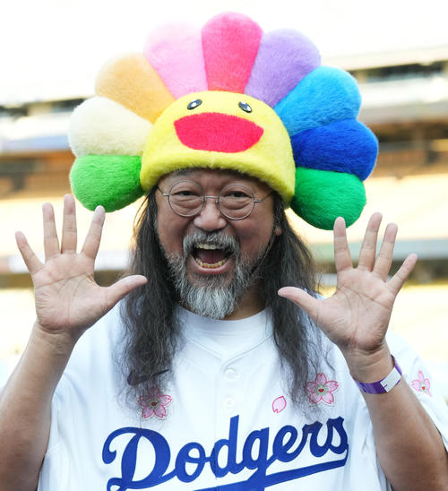 ドジャース対マーリンズ　ポーズをとるポップアーティストの村上隆氏（撮影・菅敏）