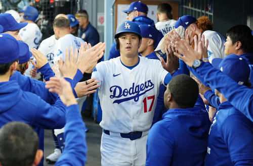 ドジャース対マーリンズ　1回裏ドジャース1死三塁、フリーマンの適時打で三塁から生還し、ナインに迎えられる大谷（撮影・菅敏）