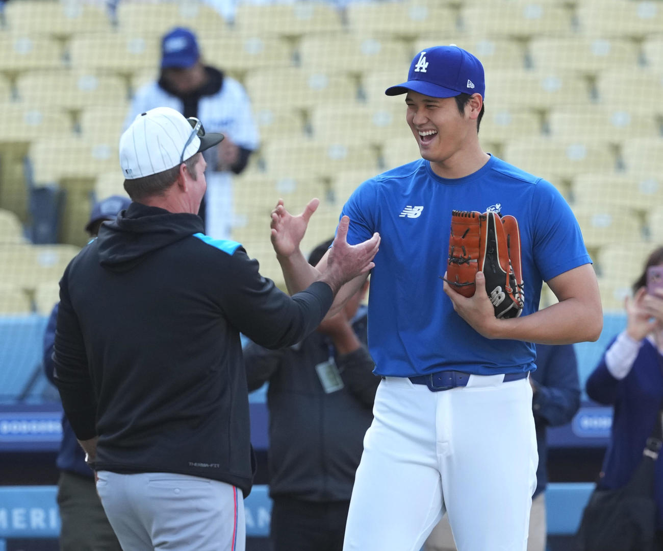 ドジャース対マーリンズ　試合前、マーリンズ・マッカラー監督（左）と再会し、笑顔であいさつするドジャース大谷（撮影・菅敏）
