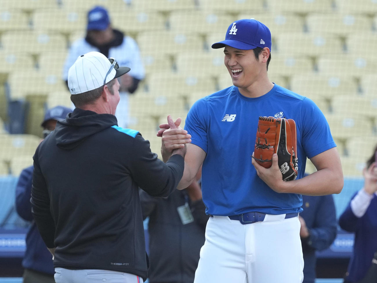 ドジャース対マーリンズ　試合前、マーリンズ・マッカラー監督（左）と再会し、笑顔であいさつするドジャース大谷（撮影・菅敏）