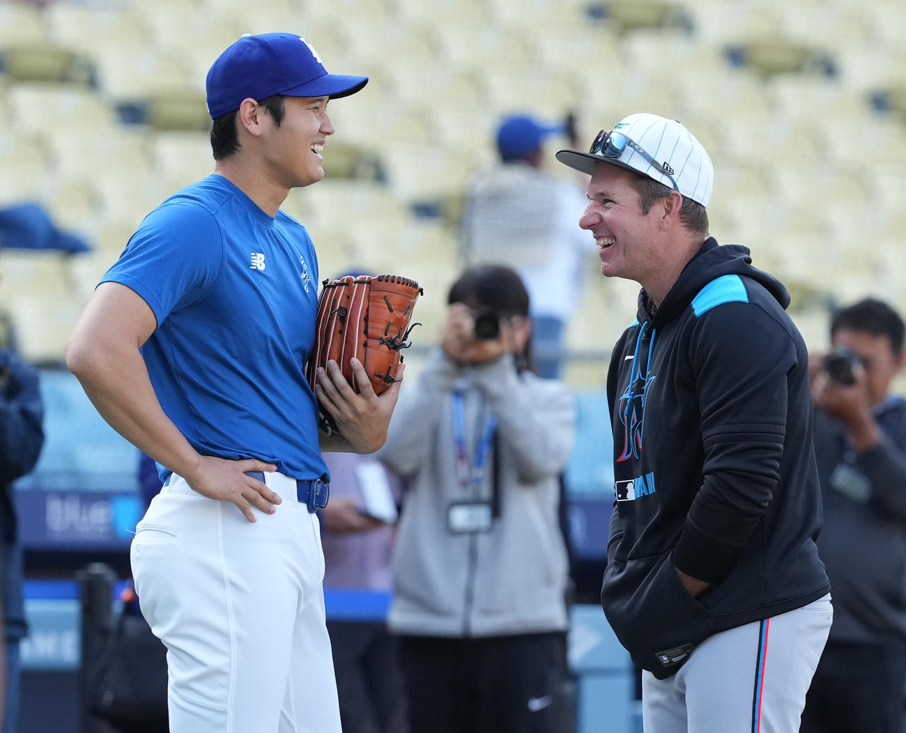 ドジャース対マーリンズ　試合前、マーリンズ・マッカラー監督（右）と再会し、笑顔であいさつするドジャース大谷（撮影・菅敏）