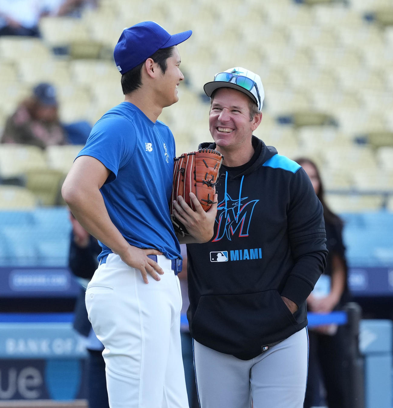 ドジャース対マーリンズ　試合前、マーリンズ・マッカラー監督（右）と再会し、笑顔であいさつするドジャース大谷（撮影・菅敏）