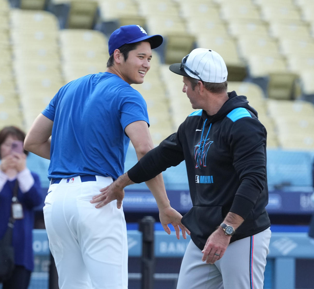 ドジャース対マーリンズ　試合前、マーリンズ・マッカラー監督（右）と再会し、笑顔であいさつするドジャース大谷（撮影・菅敏）
