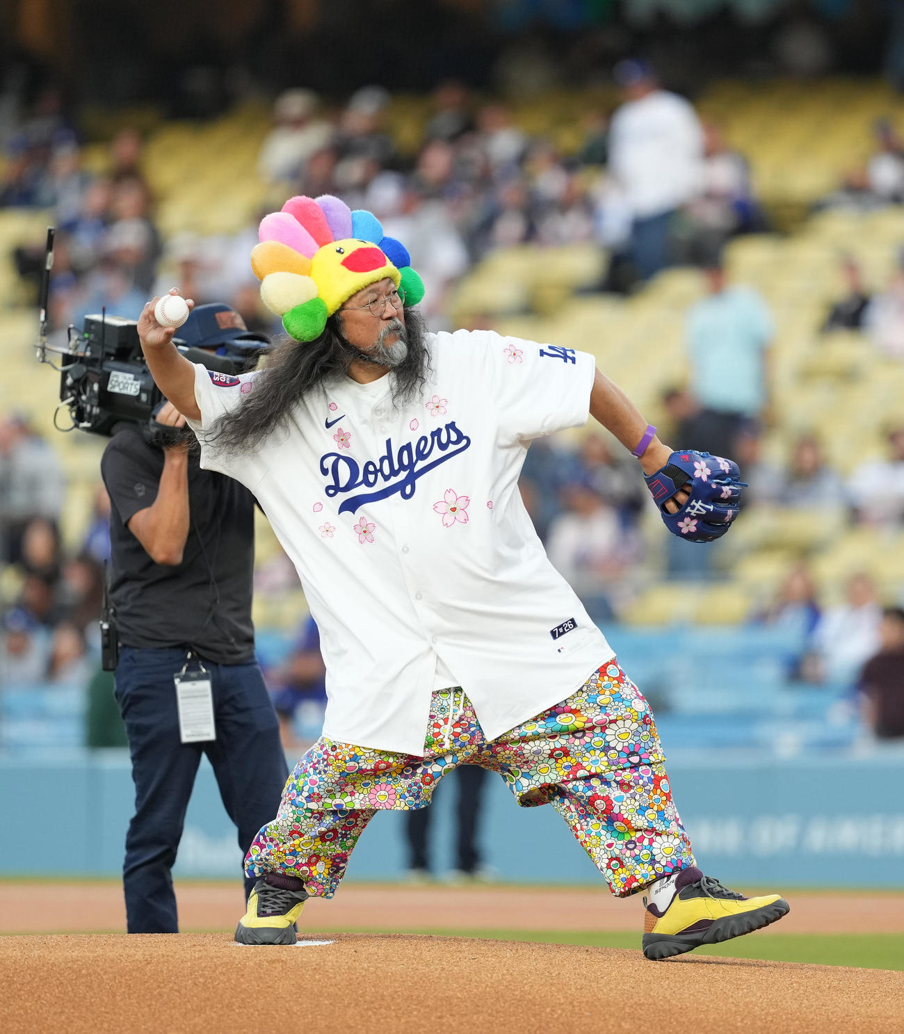 ドジャース対マーリンズ　始球式を務めるポップアーティストの村上隆氏（撮影・菅敏）