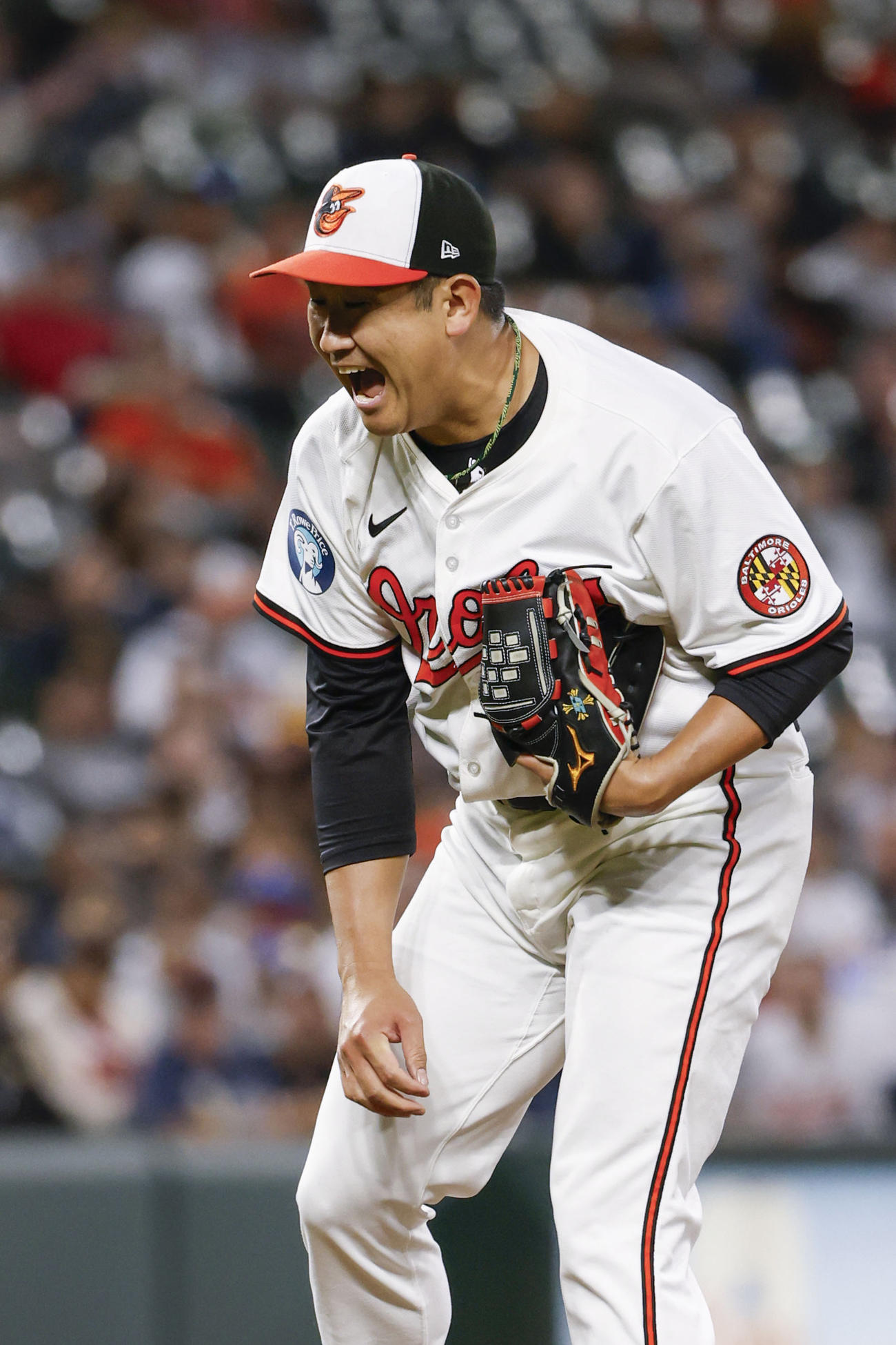 ヤンキース戦の5回、ジャッジを空振り三振に仕留め、雄たけびを上げるオリオールズ・菅野＝ボルティモア（共同）