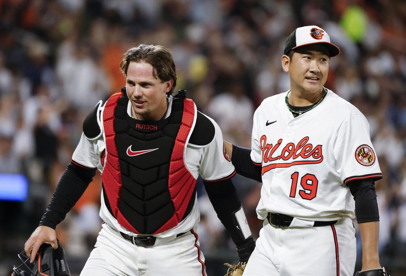 ヤンキース戦の5回を投げ終え、捕手ラッチマンと笑顔のオリオールズ・菅野（共同）