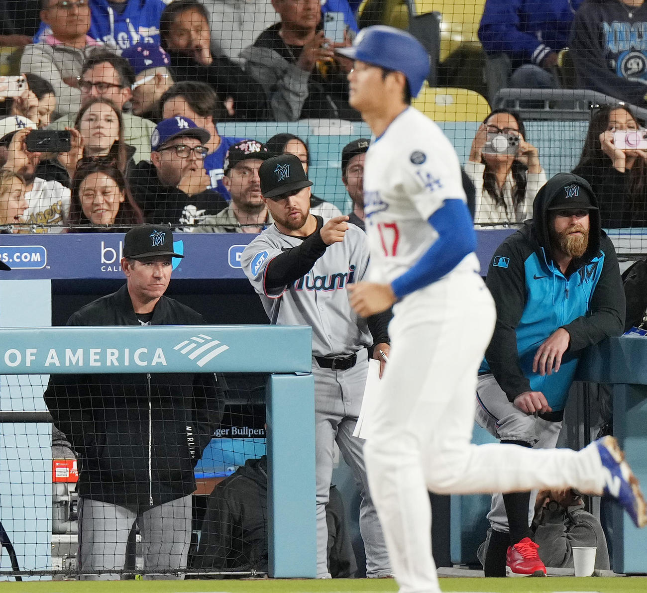 ドジャース対マーリンズ　3回裏ドジャース無死一、二塁、四球を選ひ、マッカラー監督（後方左）を横目に一塁に向かう大谷（撮影・菅敏）