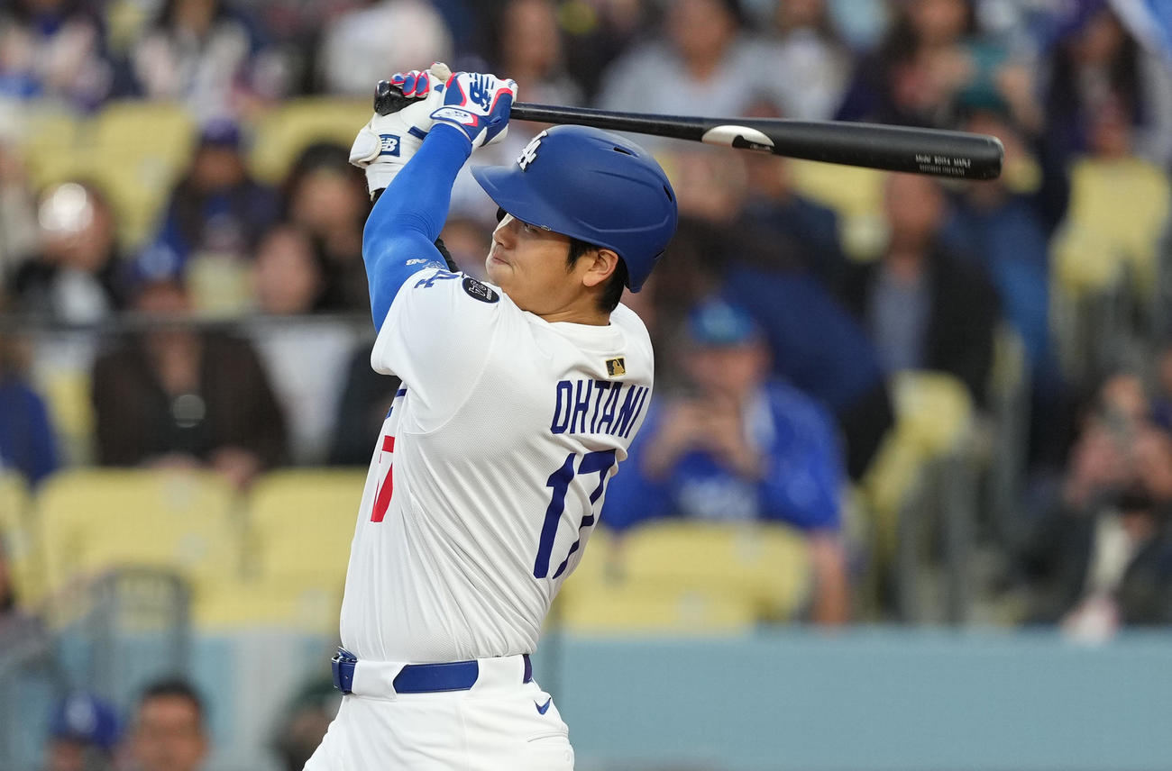 ドジャース対マーリンズ　1回裏ドジャース無死、右前打を放つ大谷（撮影・菅敏）