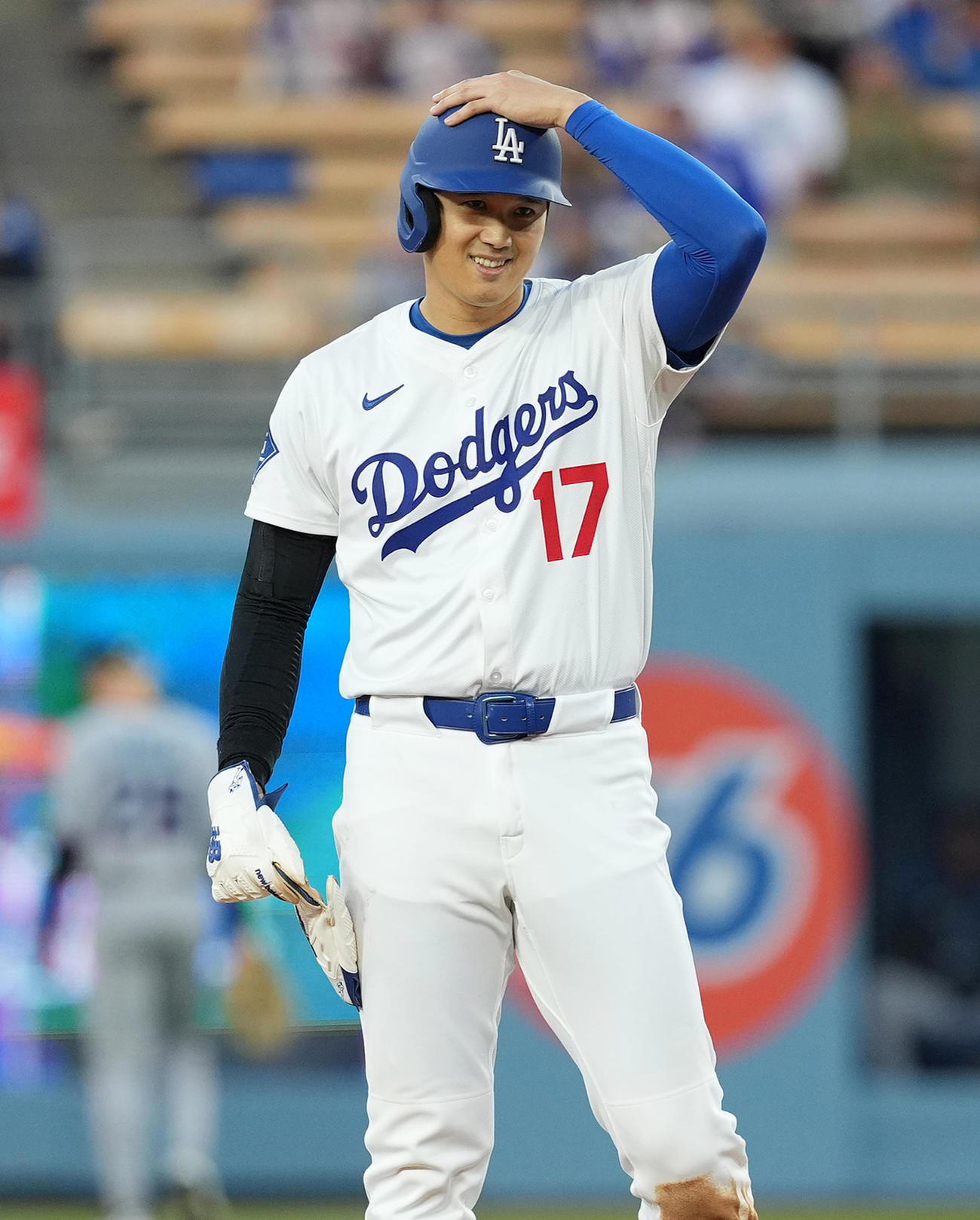 ドジャース対マーリンズ　1回裏ドジャース無死一塁、二塁盗塁を決め、塁上で笑顔を見せる大谷（撮影・菅敏）