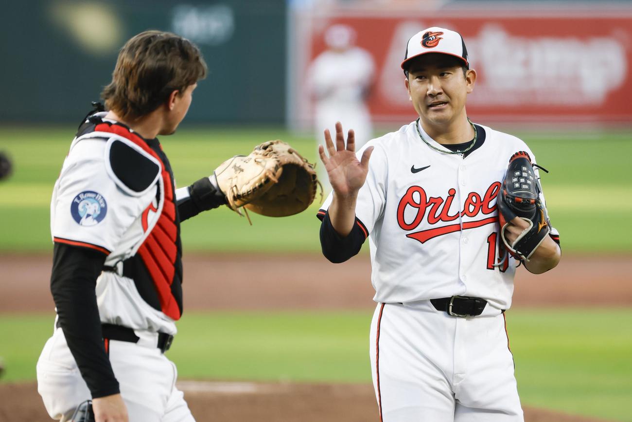 ヤンキース戦の2回を投げ終え、捕手ラッチマン（左）とタッチを交わすオリオールズ菅野（共同）
