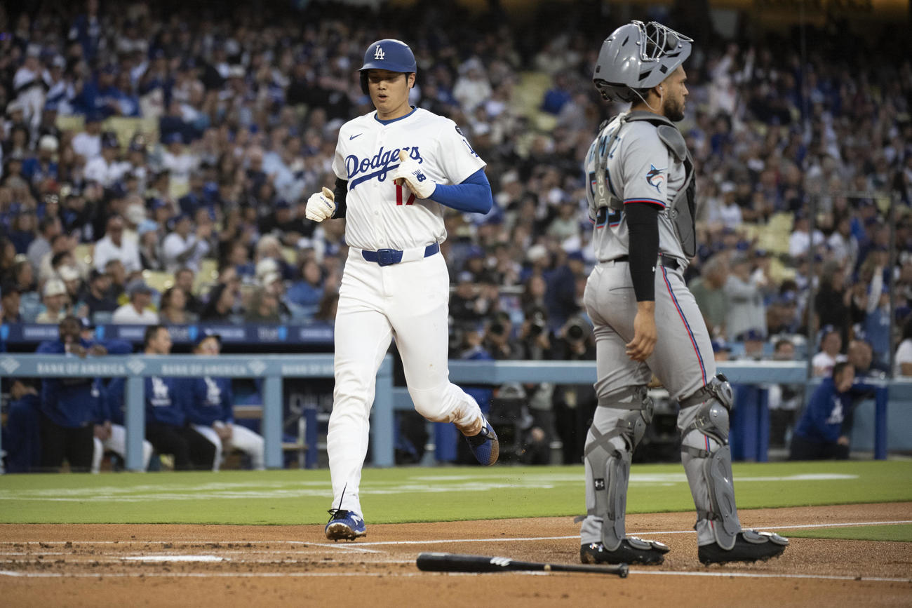 ドジャース大谷翔平はマーリンズ戦1回裏、フリーマンのタイムリーでホームイン（AP)