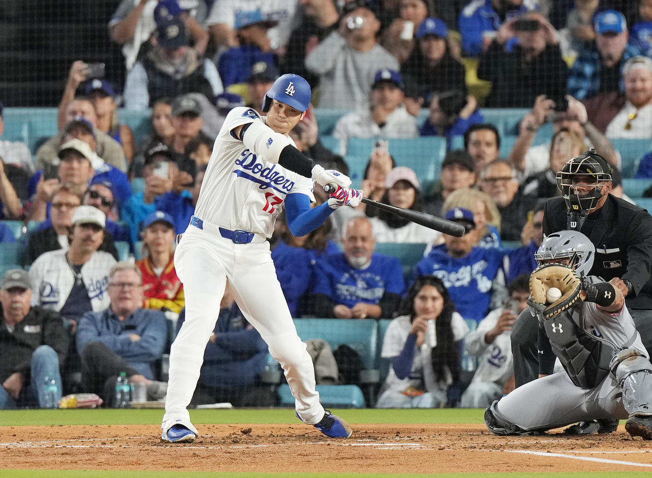 ドジャース対マーリンズ　3回裏ドジャース無死一、二塁、四球を選ぶ大谷（撮影・菅敏）