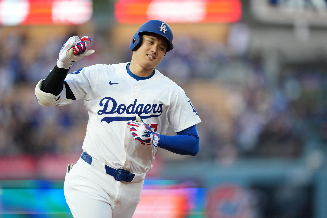 マーリンズ戦1回裏にソロ本塁打を放ったドジャース大谷翔平は右手を上げて歓声に応えた（ロイター）