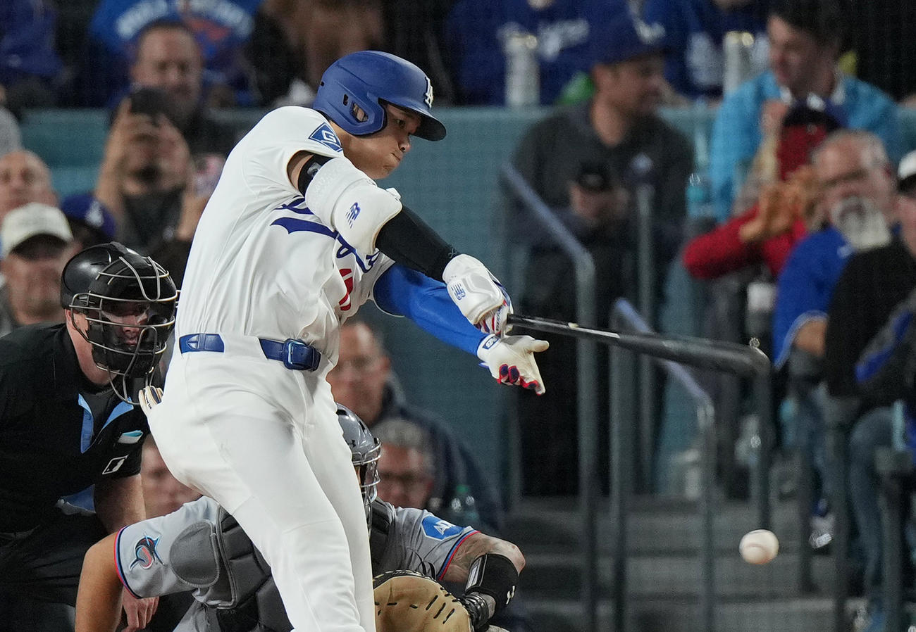 ドジャース対マーリンズ　3回裏ドジャース1死一、三塁、空振りの三振に倒れる大谷（撮影・菅敏）