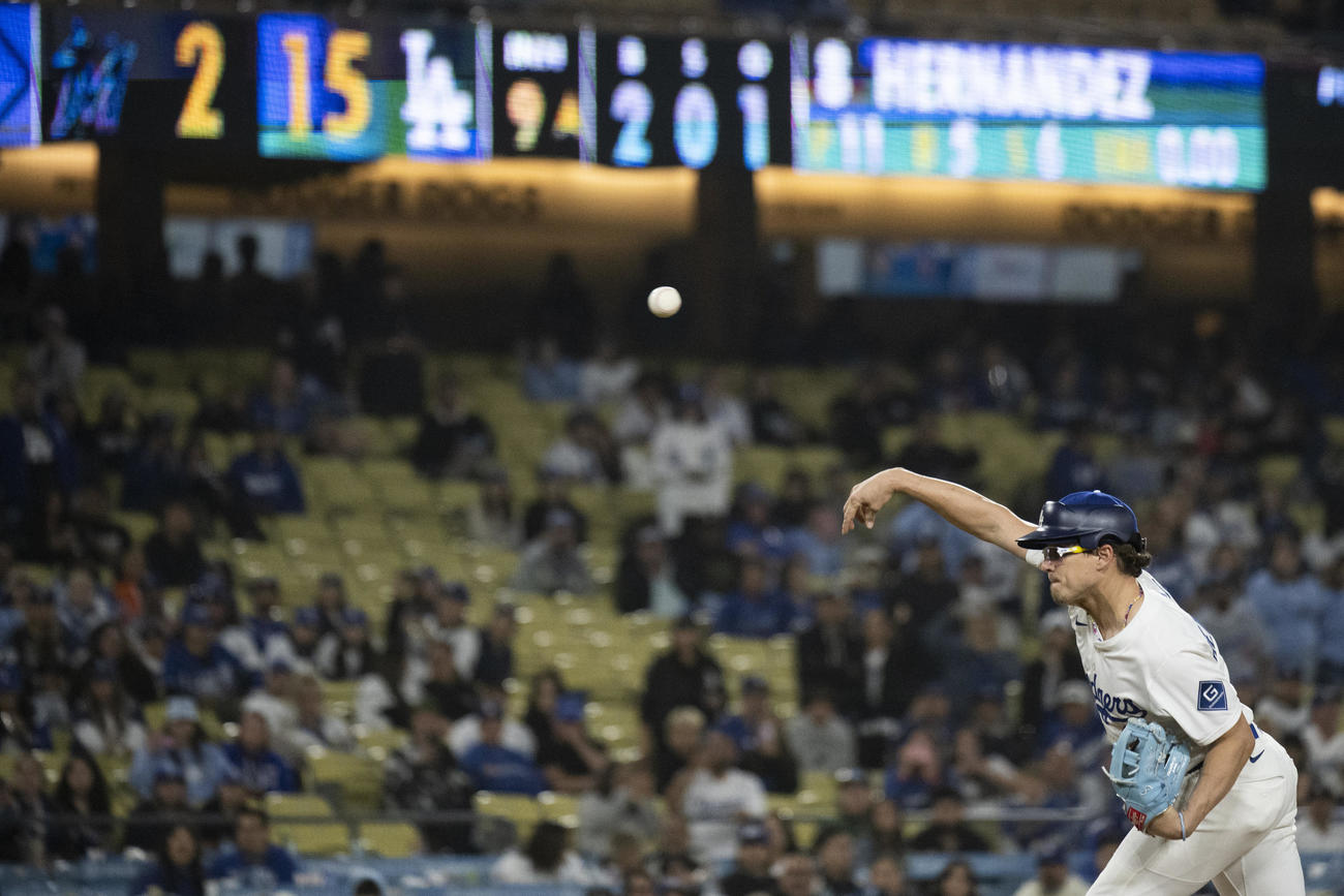 9回に投球するドジャースのキケ・ヘルナンデス（AP）