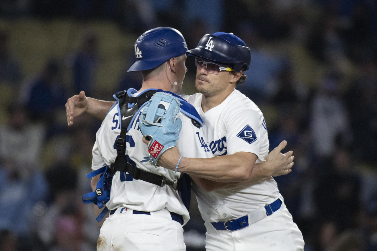 9回に登板したドジャースのキケ・ヘルナンデス（右＝AP）