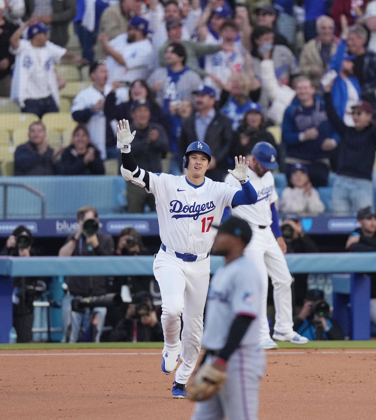 ドジャース対マーリンズ　1回裏ドジャース無死、右越えにソロ本塁打を放ち、ダイヤモンドを回る大谷（撮影・菅敏）