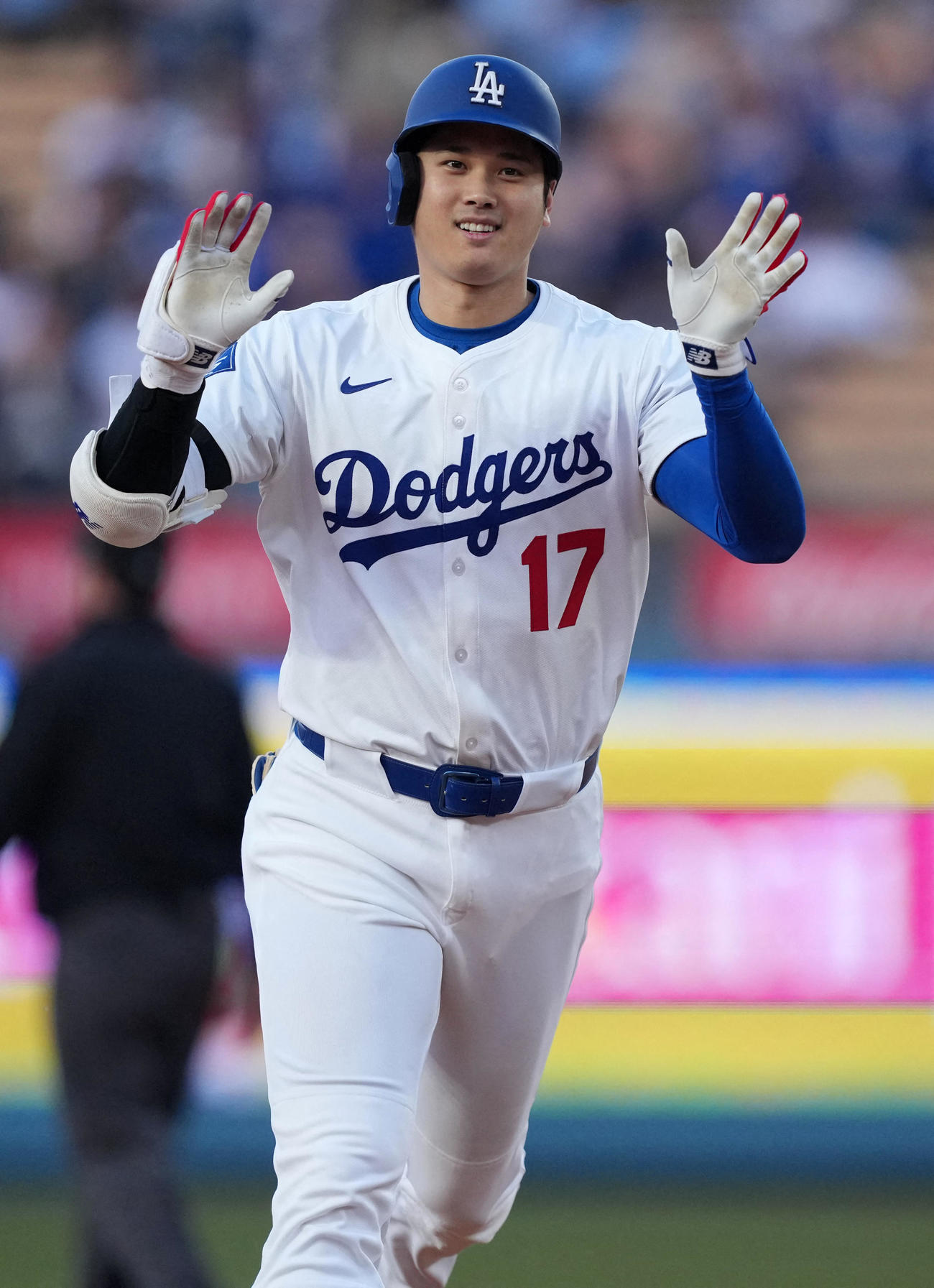 ドジャース大谷翔平はマーリンズ戦1回裏にソロ本塁打を放つと両手を上げて喜んだ（ロイター）