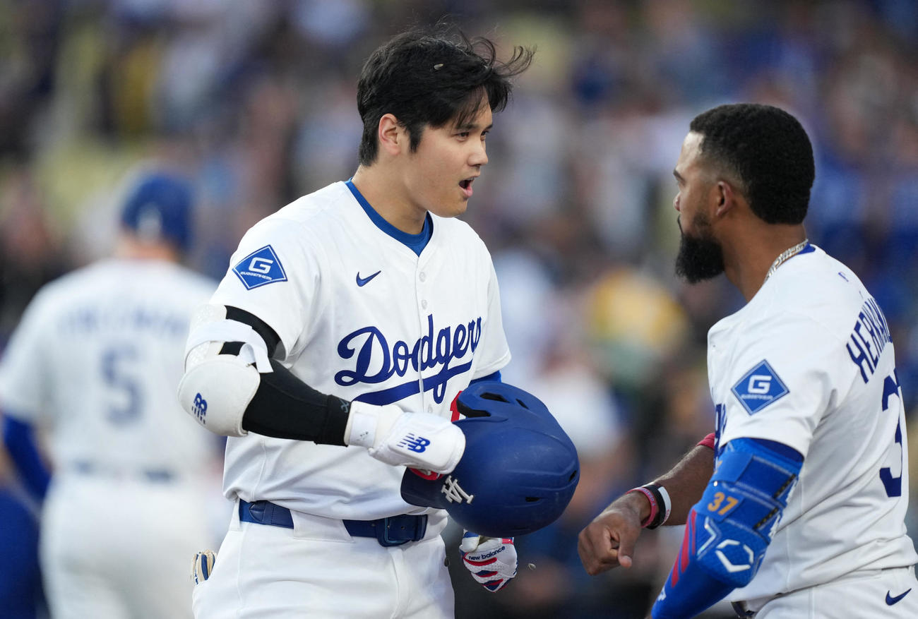 ドジャース大谷翔平（左）はマーリンズ戦1回裏、ソロ本塁打を放つとT・ヘルナンデスと喜びを分かち合った（ロイター）
