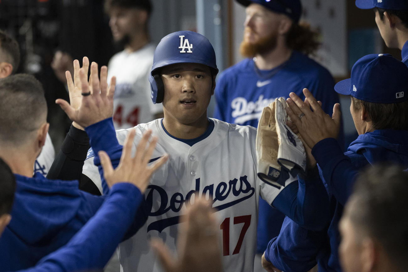 ドジャース大谷翔平はマーリンズ戦2回裏にT・ヘルナンデスの適時打で生還するとベンチで祝福された（AP)