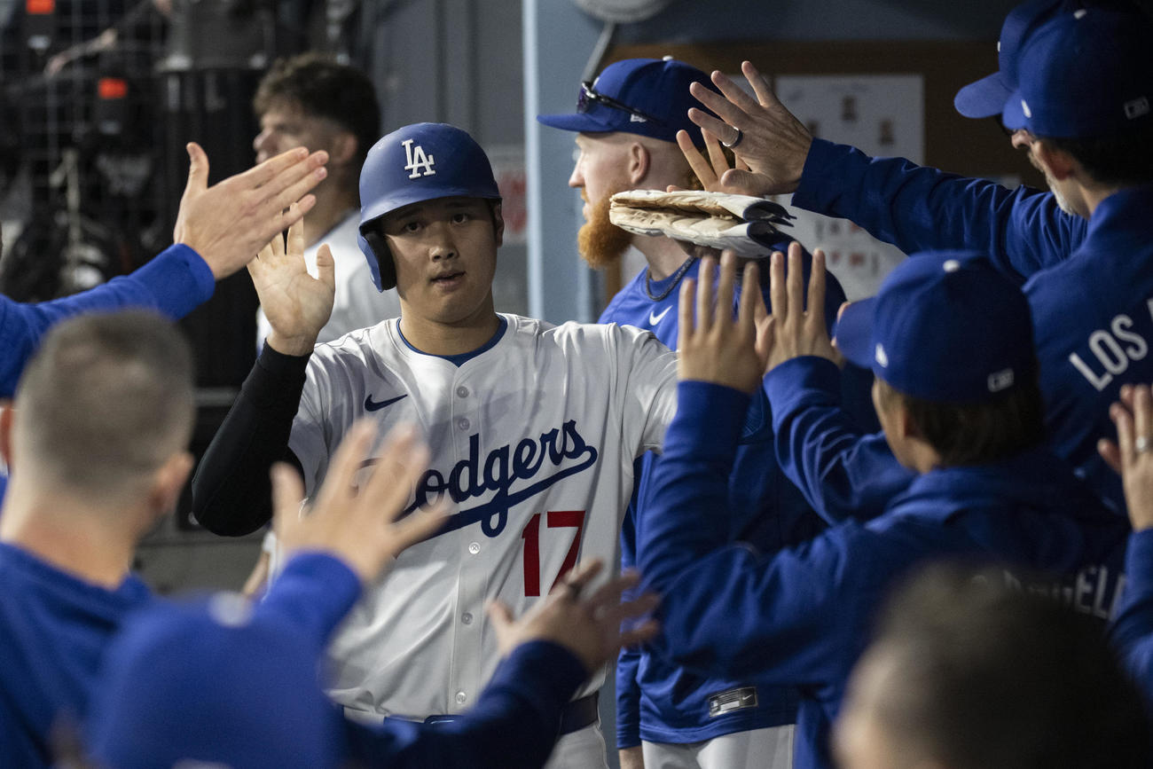 ドジャース大谷翔平はマーリンズ戦2回裏にT・ヘルナンデスの適時打で生還するとベンチで祝福された（AP)